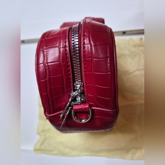 Elegant Heart-Shaped Crossbody Bag in Red - Picture 6 of 8